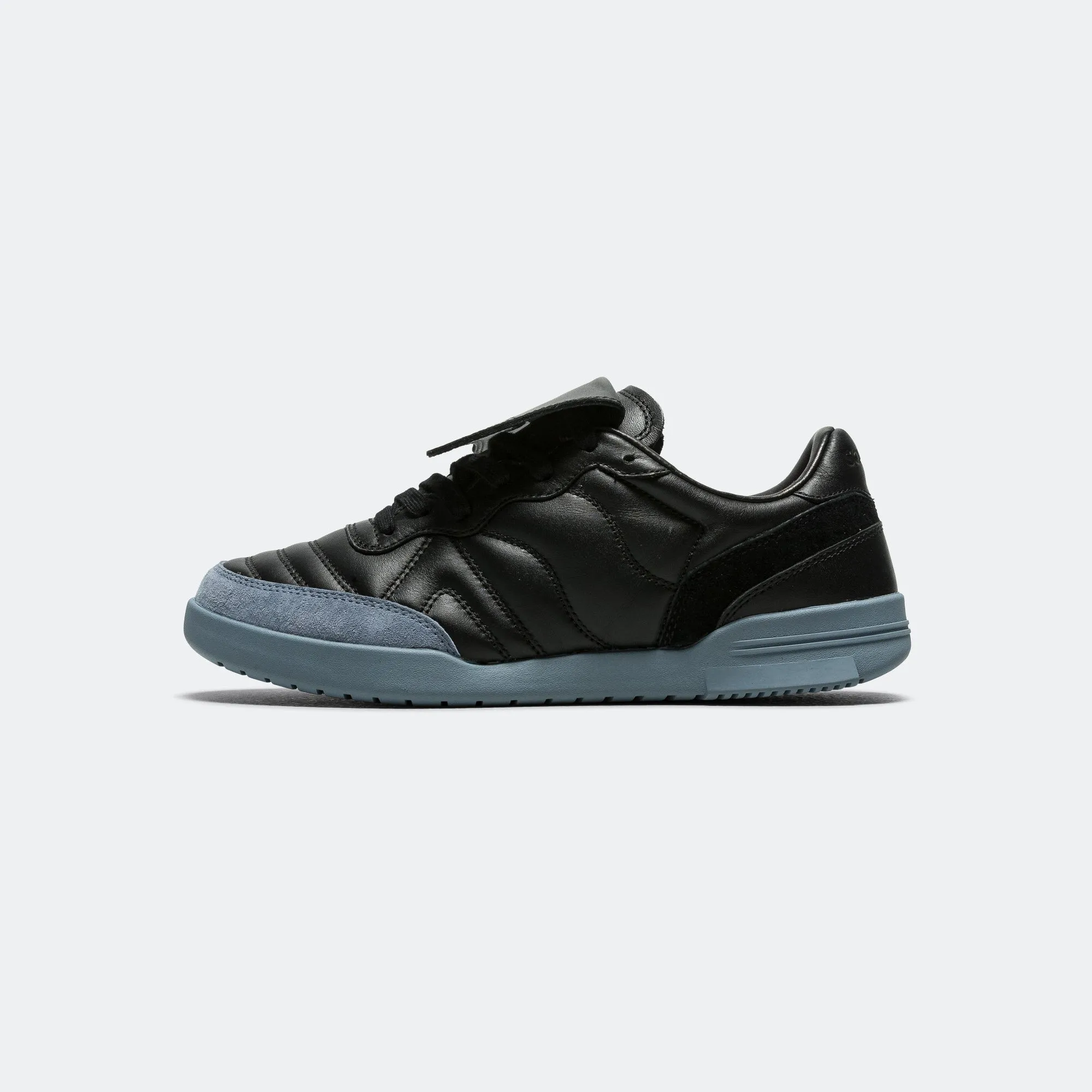 5861 SILO - Black/Flint Retro-inspired cushioning Youth Style