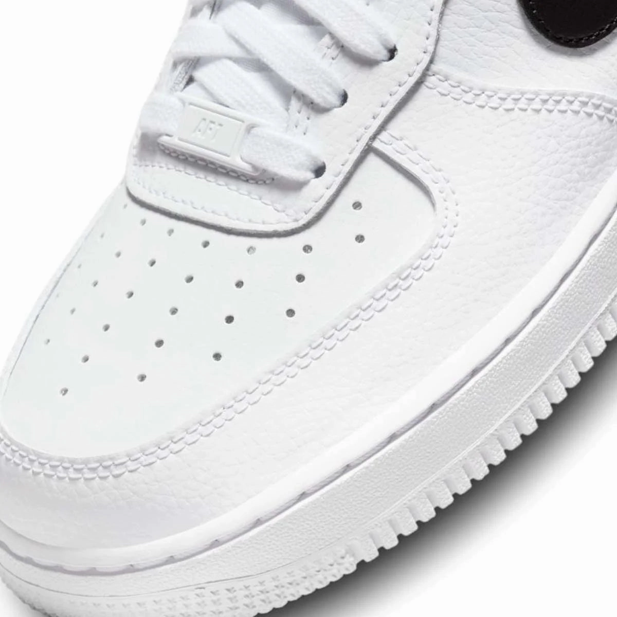 Flattering wear Wmns Air Force 1 'White Black'
