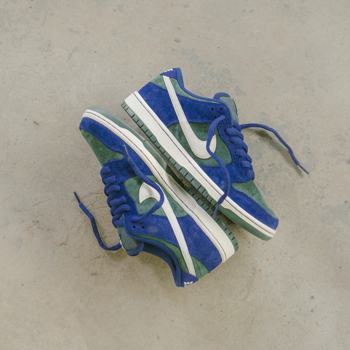 Flexibility Feature Nike SB Dunk Low Pro 'Wildcard' Shoes - Deep Royal Blue / Sail - Vintage Green