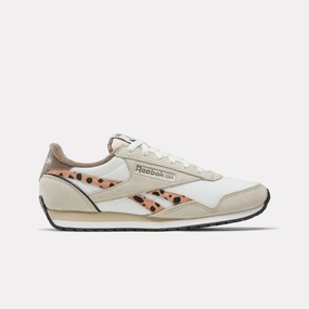 Reebok Footwear Women Classic AZ Shoes CHALK/CLASSIC BEIGE/TREK GREY Glow Edge Smile Step