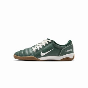 Effortless Silhouette Walking Vibe Nike Mens Total 90 Premium Shoes